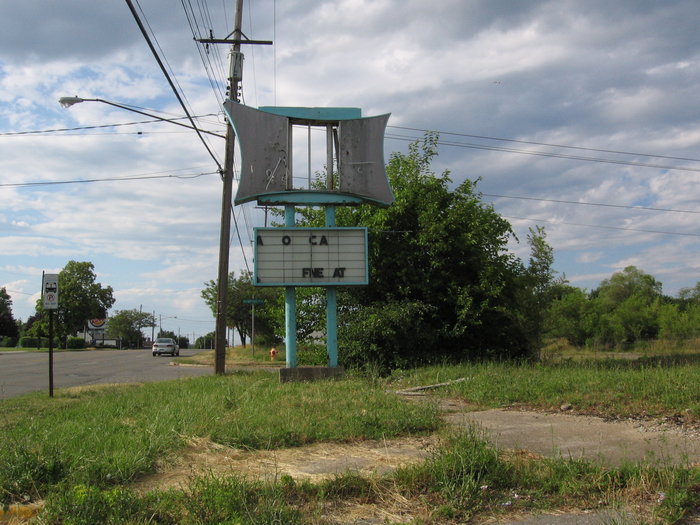 Wallis Drive-In - Wallis North - 5414 N Saginaw